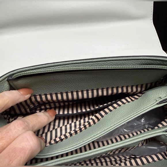 NWT Elegant Lt Green and White Spacious Handbag - Includes Crossbody Strap - Picture 8 of 15